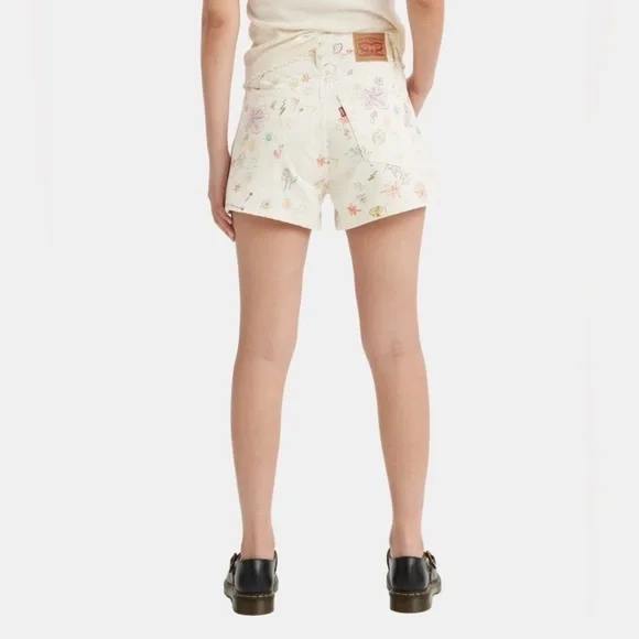 Levi’s High Waisted Space Doodle Mom Shorts - Picture 2 of 10